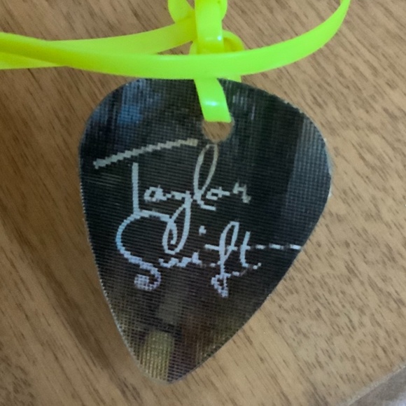 RARE Official Taylor swift Merchandise multi image guitar pick necklace - Picture 2 of 3